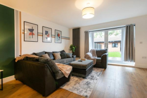 5 bedroom 3 bathroom Parking Contractors Relocations Families